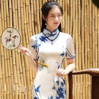 一手蒲扇，一色青衣，做一個(gè)青花瓷般的旗袍美人！